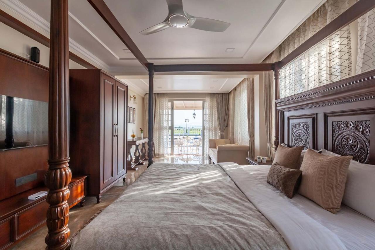 Stayvista'S Lake La Vie - Tranquil Lake-View Villa Amidst Farmland With Pool And Poolside Gazebo - Proximity To Sula 나식 외부 사진