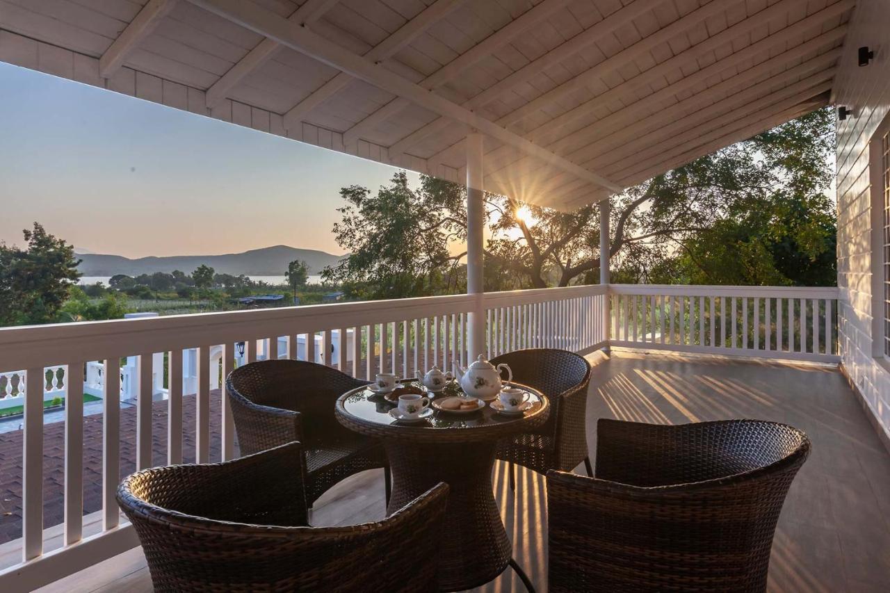 Stayvista'S Lake La Vie - Tranquil Lake-View Villa Amidst Farmland With Pool And Poolside Gazebo - Proximity To Sula 나식 외부 사진