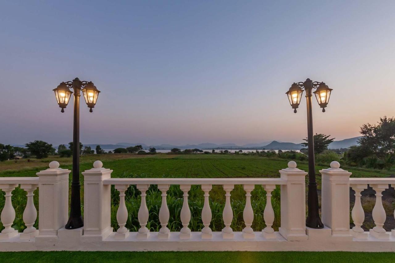 Stayvista'S Lake La Vie - Tranquil Lake-View Villa Amidst Farmland With Pool And Poolside Gazebo - Proximity To Sula 나식 외부 사진
