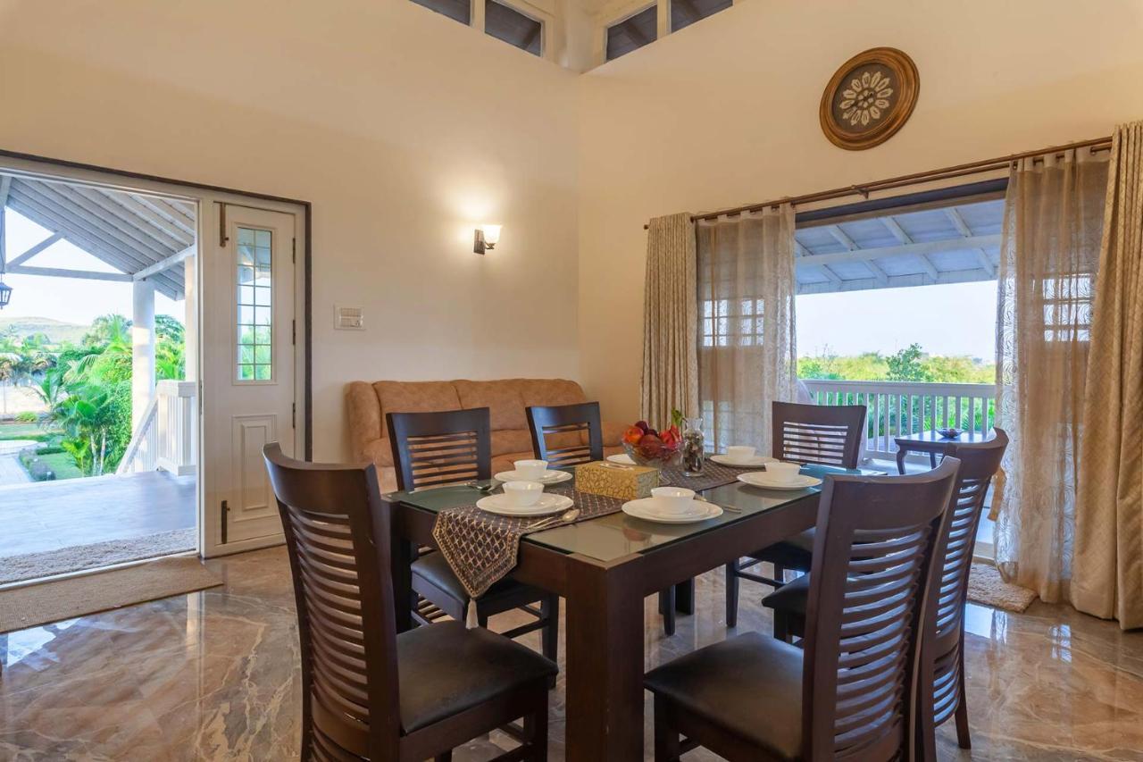 Stayvista'S Lake La Vie - Tranquil Lake-View Villa Amidst Farmland With Pool And Poolside Gazebo - Proximity To Sula 나식 외부 사진