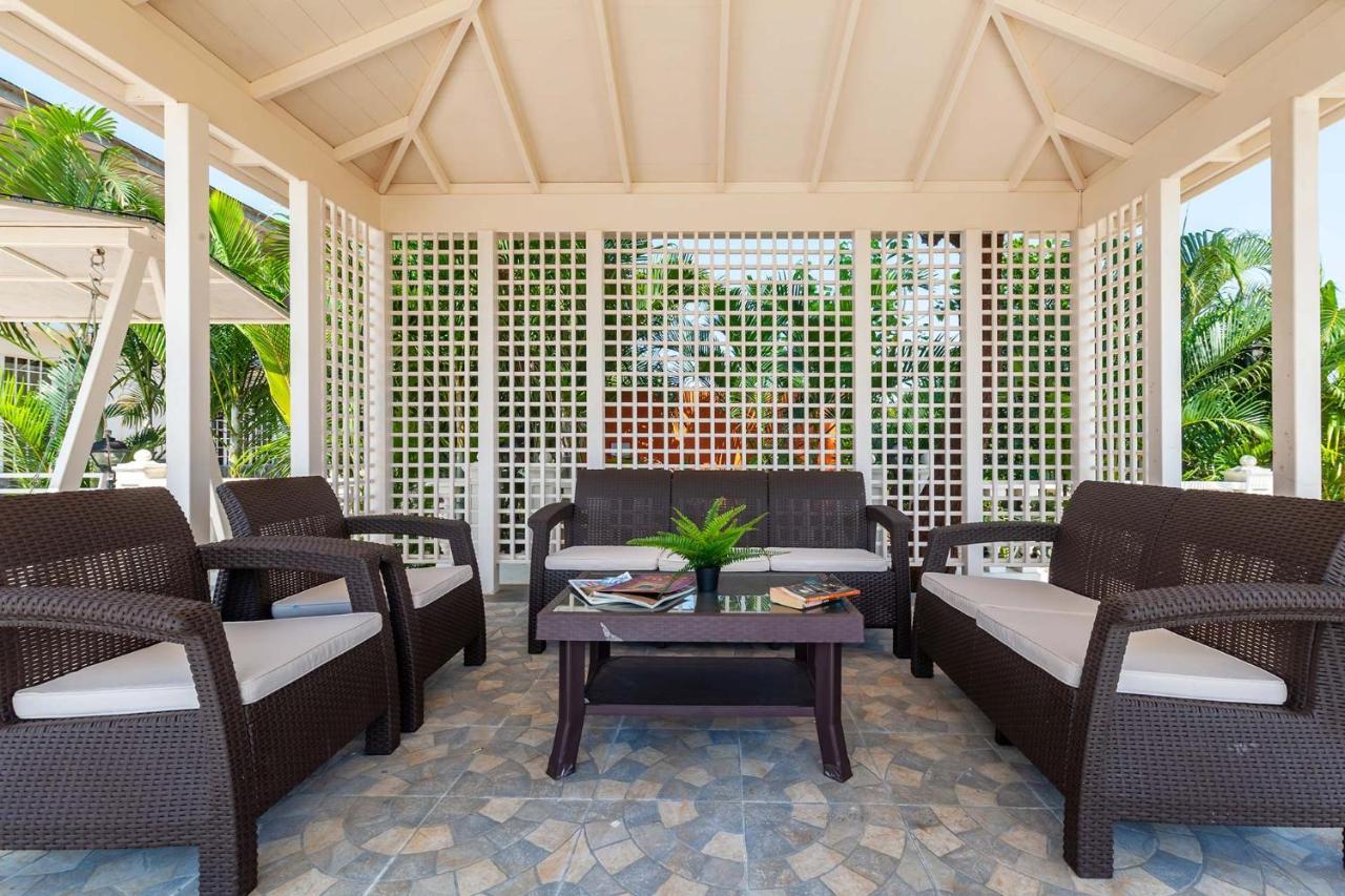 Stayvista'S Lake La Vie - Tranquil Lake-View Villa Amidst Farmland With Pool And Poolside Gazebo - Proximity To Sula 나식 외부 사진