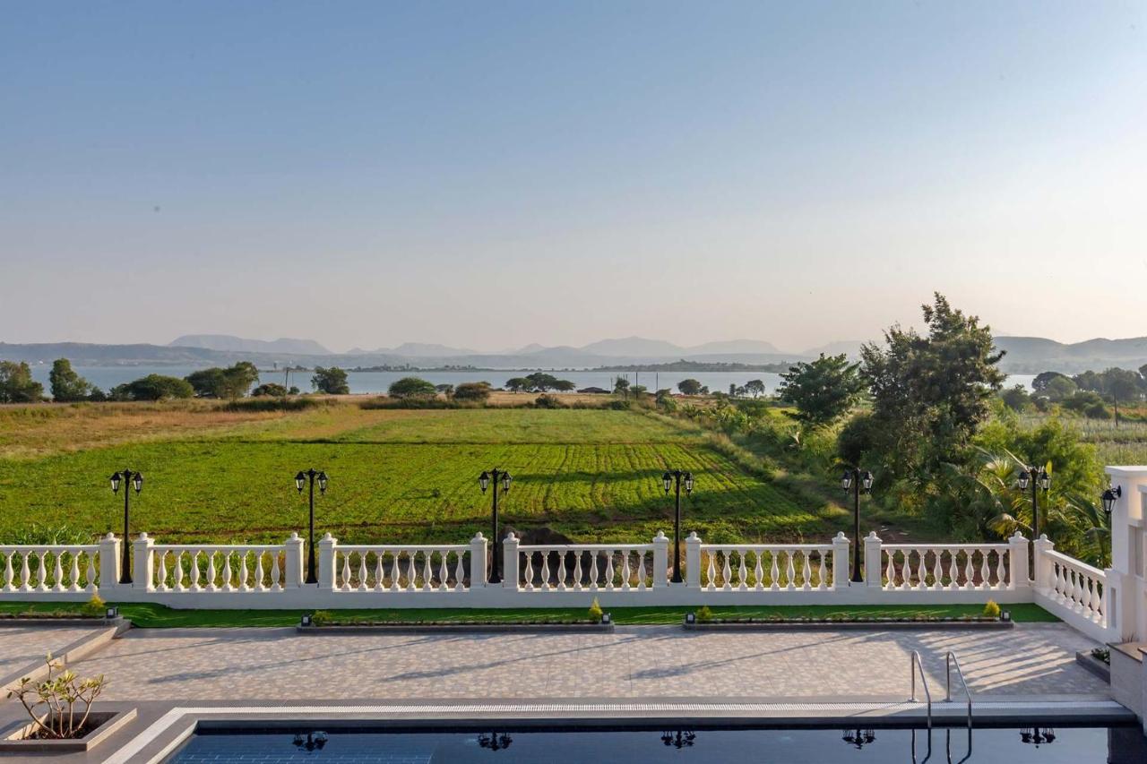 Stayvista'S Lake La Vie - Tranquil Lake-View Villa Amidst Farmland With Pool And Poolside Gazebo - Proximity To Sula 나식 외부 사진