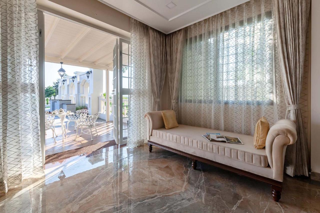 Stayvista'S Lake La Vie - Tranquil Lake-View Villa Amidst Farmland With Pool And Poolside Gazebo - Proximity To Sula 나식 외부 사진